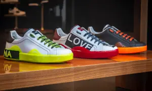 Trzy designerskie sneakersy co to za modele! Białe z neonową podeszwą, czerwone z napisem LOVE i czarne z pomarańczowymi sznurówkami.