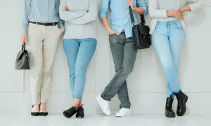 Różne rodzaje dress code: od eleganckich spodni i butów po casualowe jeansy i sneakersy.