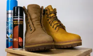 Jak wyczyścić buty z nubuku domowe sposoby? Dwa buty Timberland i dwa preparaty do pielęgnacji nubuku i zamszu.