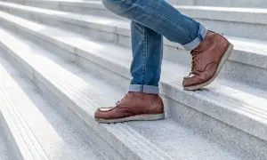 Męskie buty do jeansów: brązowe, sznurowane botki na jasnej podeszwie, idealne do podwiniętych denimów.