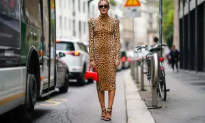 Eleganckie sandałki na obcasie to idealne buty do sukienki w panterkę, tworząc stylowy miejski look.