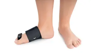 Buty ortopedyczne pomagają w chodzeniu na palcach, korygując wadę stopy.