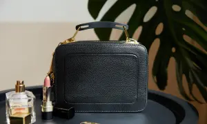 Czarna torebka, szminka i perfumy. Jak pozbyć się chińskiego zapachu z torebki? Wietrzenie i pochłaniacze zapachów pomogą.