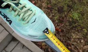 Miarka mierzy szerokość buta Hoka, który ma szeroką stopę.