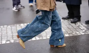 Modne, szerokie dzwony i zamszowe botki na obcasie. Takie buty są teraz modne, idealne do stylizacji z jeansu.