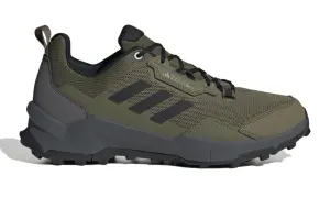 Zielony but trekkingowy męski Adidas Terrex, idealny do górskich wędrówek. Sprawdź nasz ranking butów trekkingowych męskich!