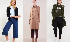 Trzy kobiety w stylizacjach: jedna w kardiganie i dzwonach, druga w płaszczu, trzecia w parkze i spodniach. Styl tomboy widoczny w swobodnych krojach.