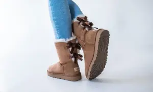 Brązowe botki UGG z kokardkami, rozmiar 37, idealne na zimowe dni.