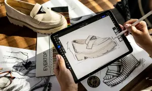 Projektantka szkicuje buty Filippo. To firma tworząca stylowe obuwie.
