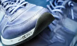 Niebieskie buty sportowe z siateczkowanym noskiem. Logo firmy Rieker widoczne na podeszwie.