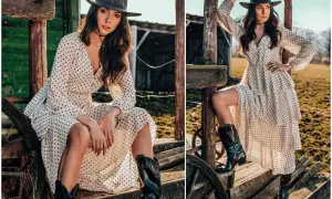 Kobieta w kapeluszu kowbojskim i sukience w grochy, w stylizacji western.