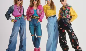 Cztery kobiety w stylizacjach inspirowanych **stylem grunge lat 90.**, z szerokimi dżinsami, kolorowymi kurtkami i wyrazistymi dodatkami.