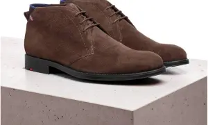 Brązowe zamszowe botki na sznurówki. To buty marki LLOYD, znanej z eleganckiej jakości.
