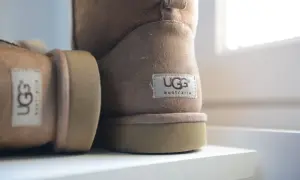 Ciepłe, brązowe buty UGG, idealne na zimowe dni. Miękkie i wygodne, zapewniają komfort.