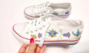 Zafarbuj buty materiałowe! Odmień trampki w domu prosty poradnik