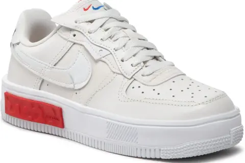 Białe buty Nike z czerwonym akcentem na podeszwie, idealne na spacer po Fontance.