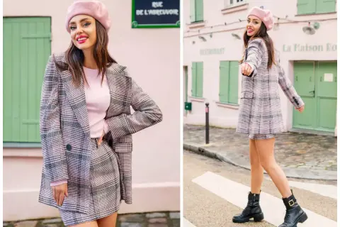 Dziewczyna w różowym beretce i kraciastej marynarce z mini spódniczką, prezentująca styl preppy.