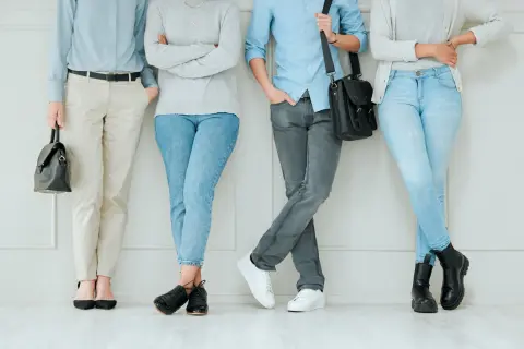 Różne rodzaje dress code: od eleganckich spodni i butów po casualowe jeansy i sneakersy.