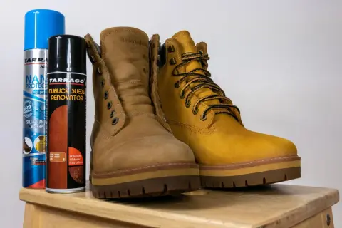 Jak wyczyścić buty z nubuku domowe sposoby? Dwa buty Timberland i dwa preparaty do pielęgnacji nubuku i zamszu.