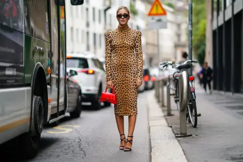 Eleganckie sandałki na obcasie to idealne buty do sukienki w panterkę, tworząc stylowy miejski look.