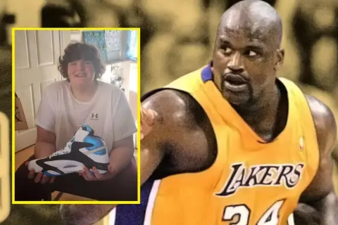 Chłopiec trzyma buta, który może być w jego rozmiarze, podczas gdy po prawej widać Shaquille O'Neal w koszulce Lakers.