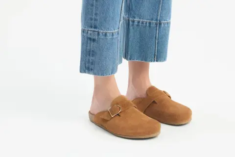 Brązowe, zamszowe klapki z klamrą idealnie pasują do spodni mom jeans, tworząc stylowy, casualowy look.