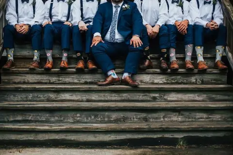 Granatowy garnitur, brązowe buty i zabawne skarpetki z jedzeniem – drużbowie gotowi na ślub!