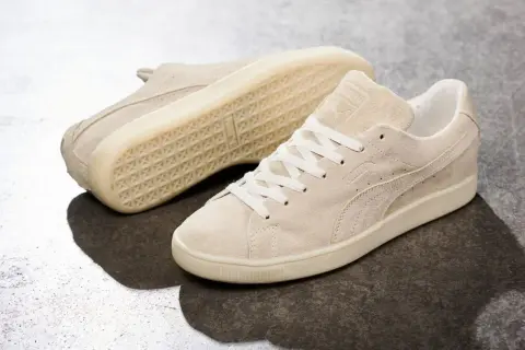 Beżowe zamszowe buty Puma Suede. Idealne, jeśli szukasz rzeczywista rozmiarówka Puma. Klasyczny design i komfort.