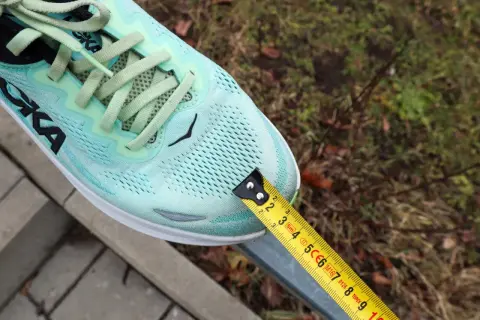 Miarka mierzy szerokość buta Hoka, który ma szeroką stopę.