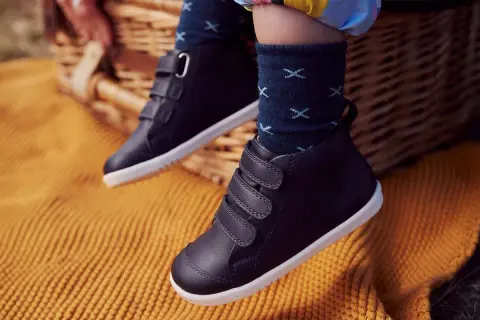 Ciemne, wysokie buty na rzepy, rozmiar 20, idealne na jesienne przygody.