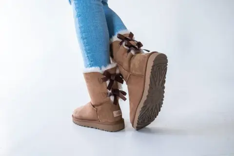 Brązowe botki UGG z kokardkami, rozmiar 37, idealne na zimowe dni.