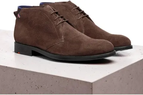 Brązowe zamszowe botki na sznurówki. To buty marki LLOYD, znanej z eleganckiej jakości.
