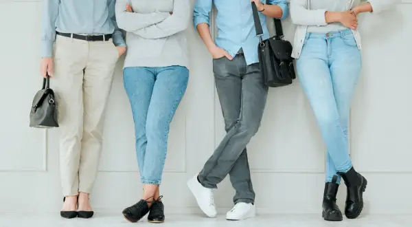 Różne rodzaje dress code: od eleganckich spodni i butów po casualowe jeansy i sneakersy.