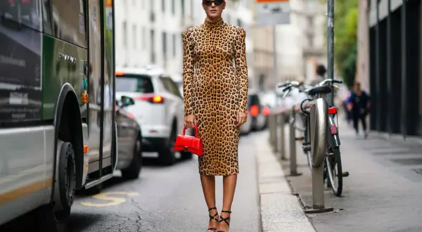 Eleganckie sandałki na obcasie to idealne buty do sukienki w panterkę, tworząc stylowy miejski look.
