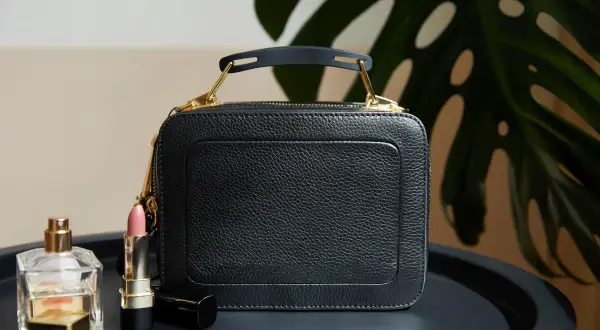Czarna torebka, szminka i perfumy. Jak pozbyć się chińskiego zapachu z torebki? Wietrzenie i pochłaniacze zapachów pomogą.