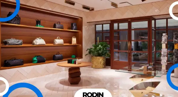 Elegancki butik z torebkami premium. Wnętrze sklepu z marką Guess, gdzie luksusowe akcesoria prezentowane są na drewnianych półkach.
