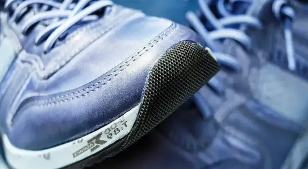 Niebieskie buty sportowe z siateczkowanym noskiem. Logo firmy Rieker widoczne na podeszwie.