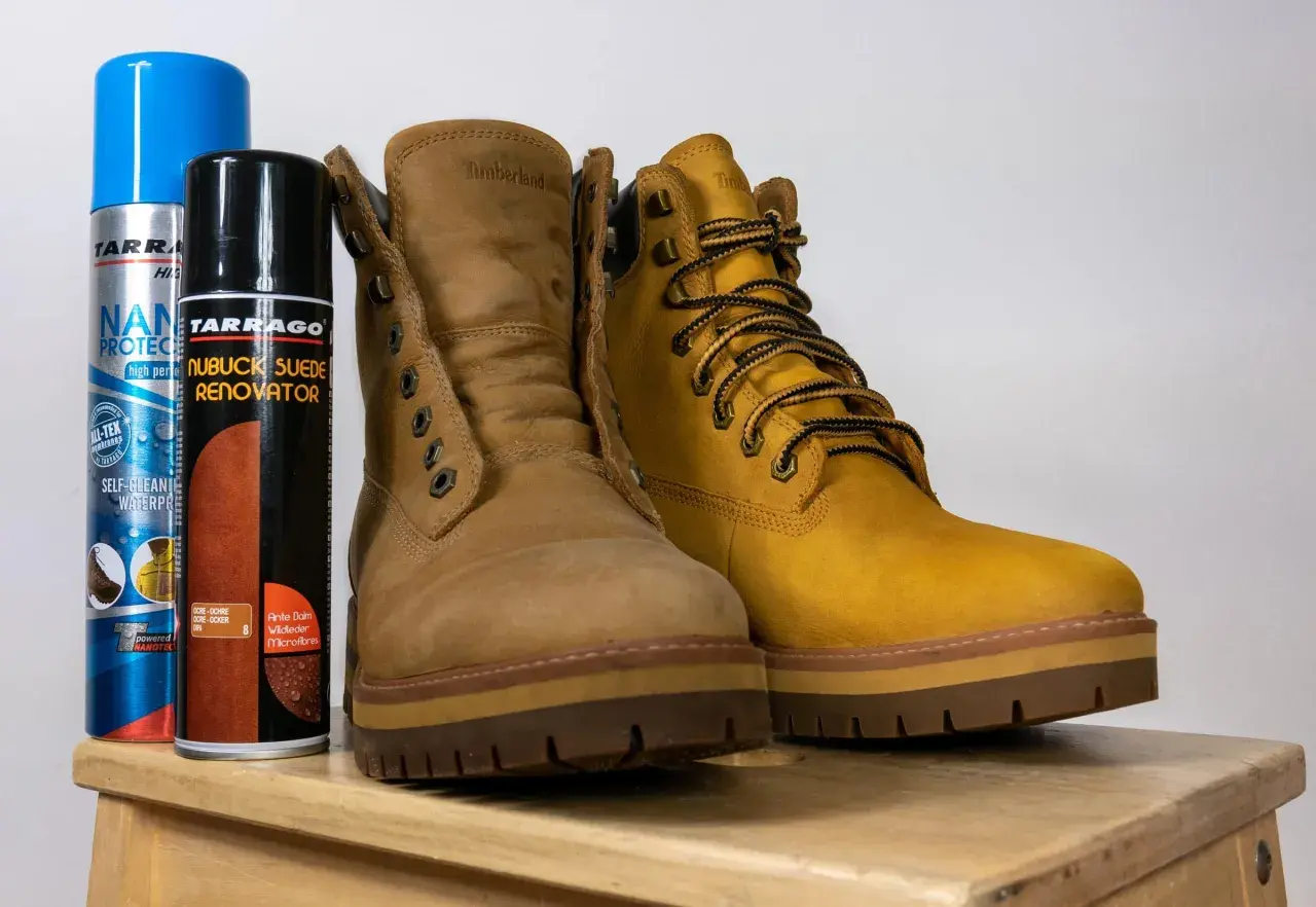 Jak wyczyścić buty z nubuku domowe sposoby? Dwa buty Timberland i dwa preparaty do pielęgnacji nubuku i zamszu.