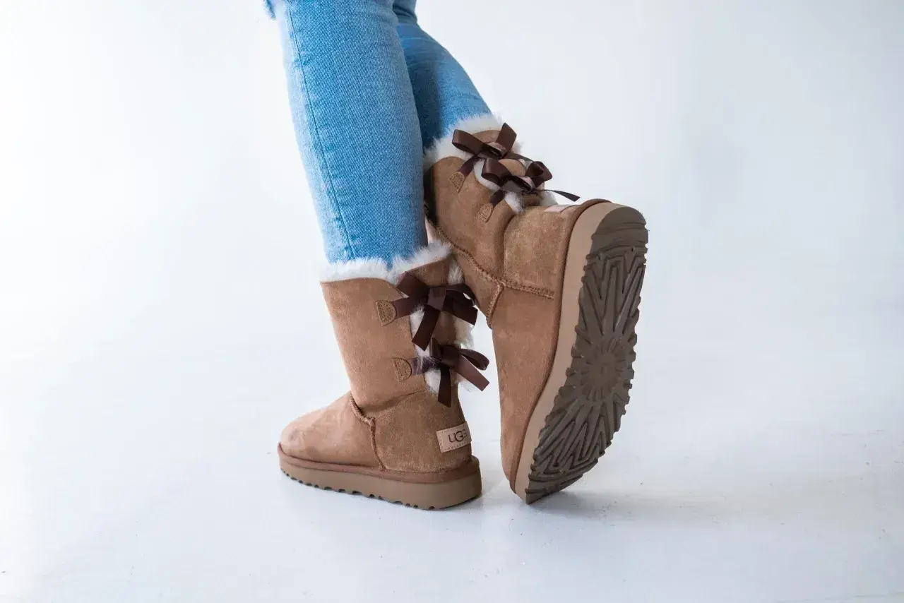 Brązowe botki UGG z kokardkami, rozmiar 37, idealne na zimowe dni.