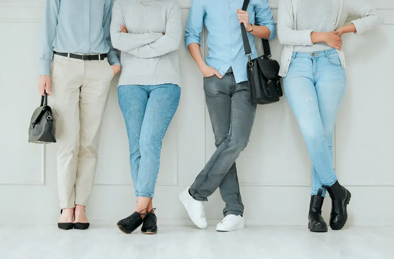 Różne rodzaje dress code: od eleganckich spodni i butów po casualowe jeansy i sneakersy.