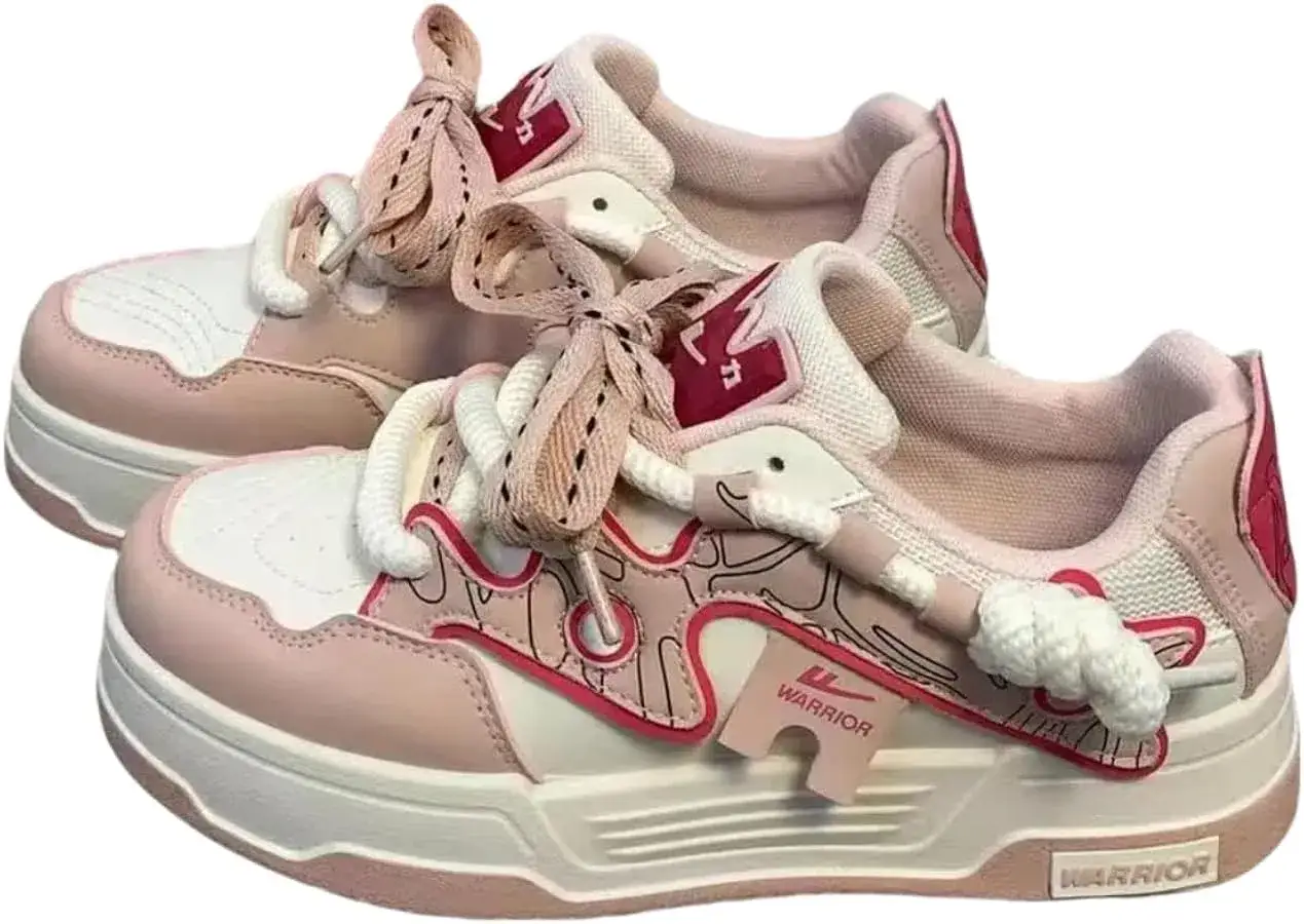 Różowe sneakersy w stylu y2k z grubą podeszwą i sznurówkami.