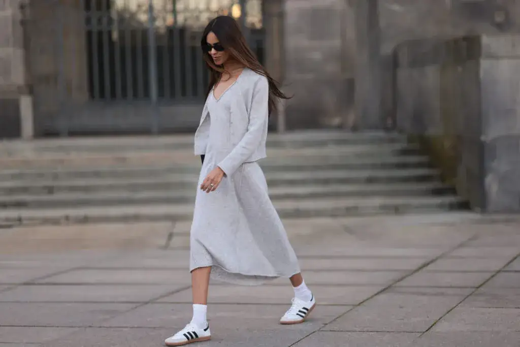 Białe sneakersy stylizacje z sukienką