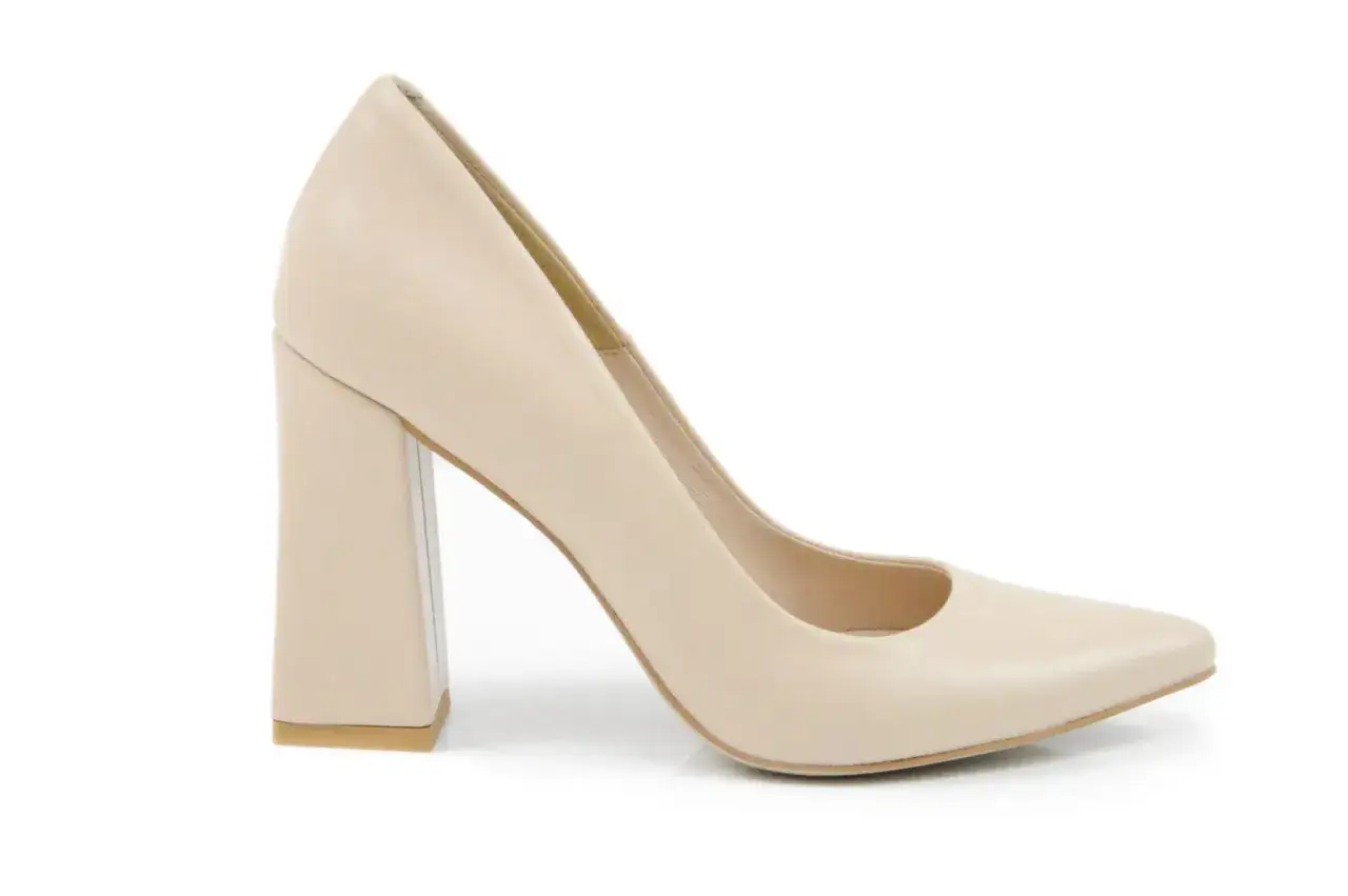 Eleganckie damskie buty na stabilnych, szerokich obcasach w kolorze beżowym.