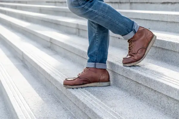Męskie buty do jeansów: brązowe, sznurowane botki na jasnej podeszwie, idealne do podwiniętych denimów.