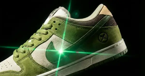 Zielone buty sportowe z beżowymi akcentami i zielonym laserem. Sprawdź, jak sprawdzić czy buty są oryginalne, zwracając uwagę na detale.