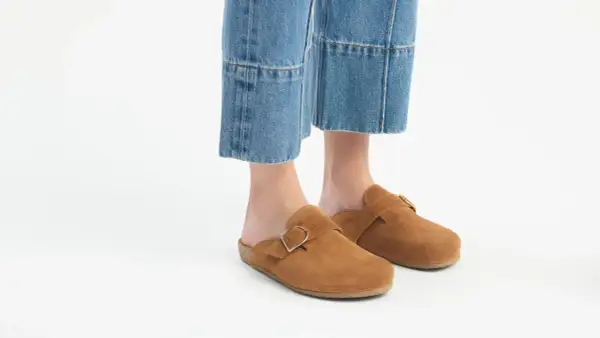 Brązowe, zamszowe klapki z klamrą idealnie pasują do spodni mom jeans, tworząc stylowy, casualowy look.