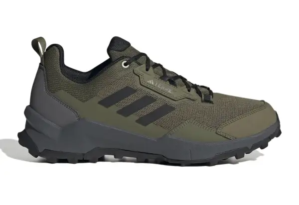 Zielony but trekkingowy męski Adidas Terrex, idealny do górskich wędrówek. Sprawdź nasz ranking butów trekkingowych męskich!