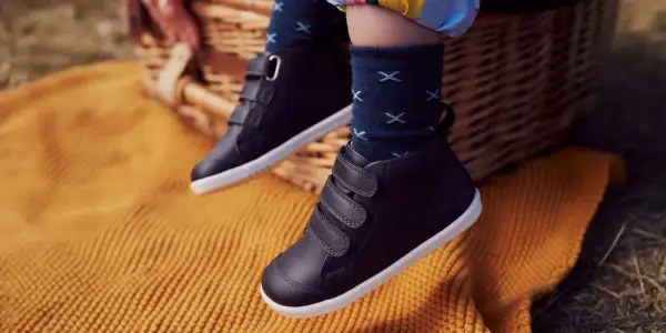 Ciemne, wysokie buty na rzepy, rozmiar 20, idealne na jesienne przygody.