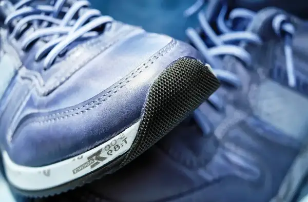 Niebieskie buty sportowe z siateczkowanym noskiem. Logo firmy Rieker widoczne na podeszwie.