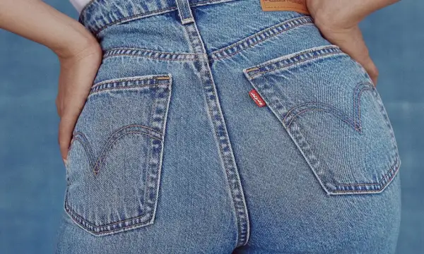 Dopasowane jeansy Levi's, rozmiar w25, z charakterystycznymi kieszeniami i czerwonym logo.